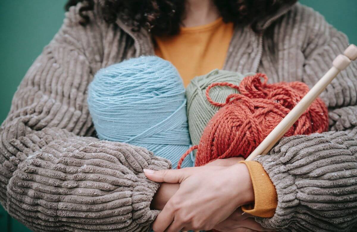 does knitting use less yarn